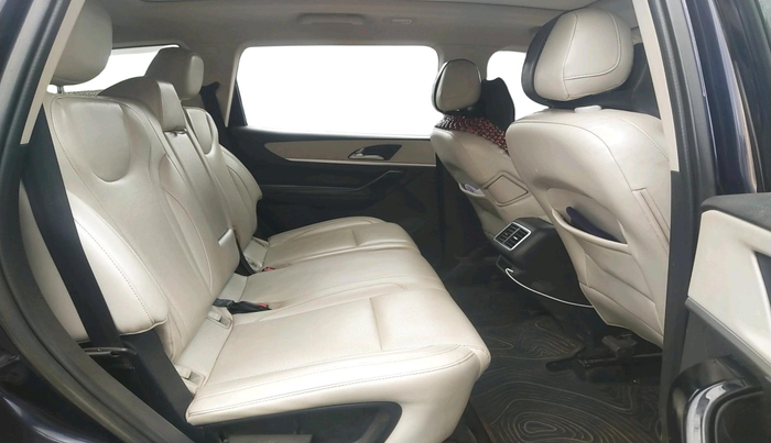 2022 Mahindra XUV700 AX 7 LUXURY D AWD AT 7 STR, Diesel, Automatic, 1,71,131 km, interior