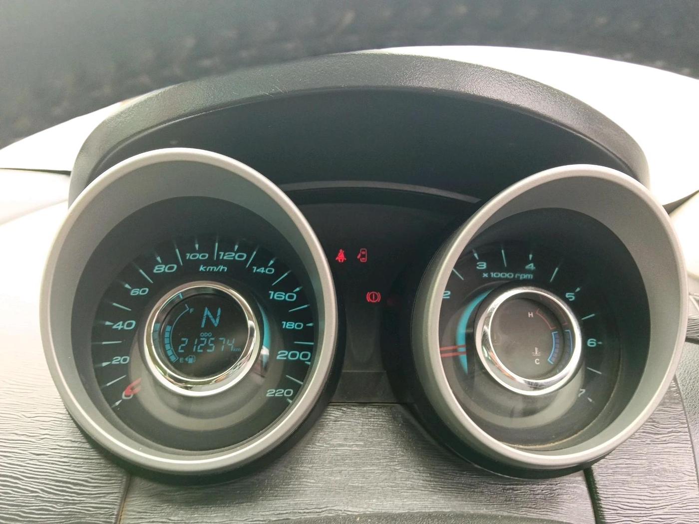 2017 Mahindra XUV500 W10, Diesel, Manual, 2,12,574 km, interior