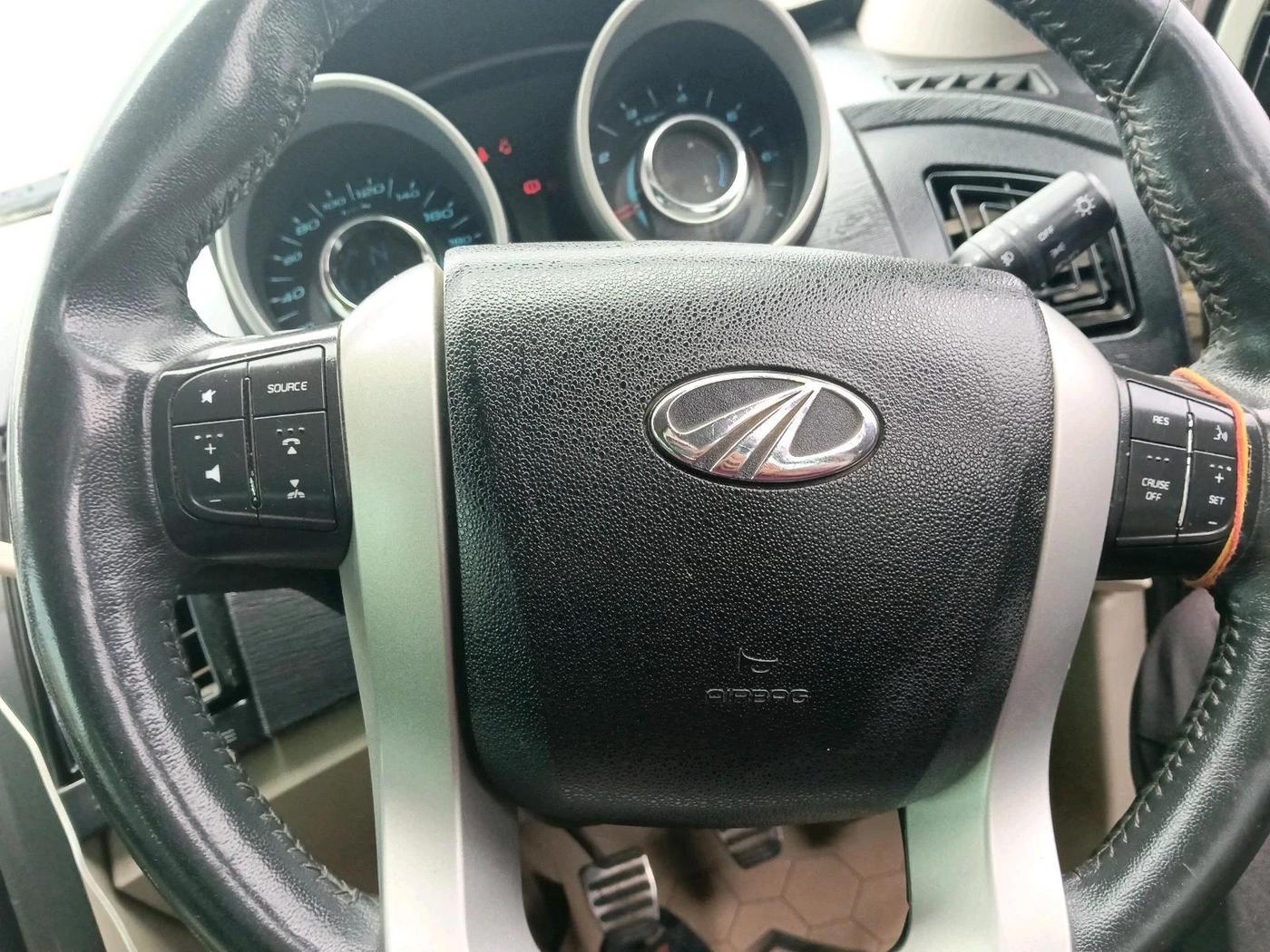 2017 Mahindra XUV500 W10, Diesel, Manual, 2,12,574 km, interior