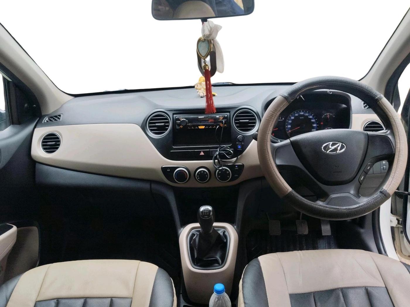 2016 Hyundai Xcent BASE 1.2, Petrol, Manual, 1,15,903 km, interior