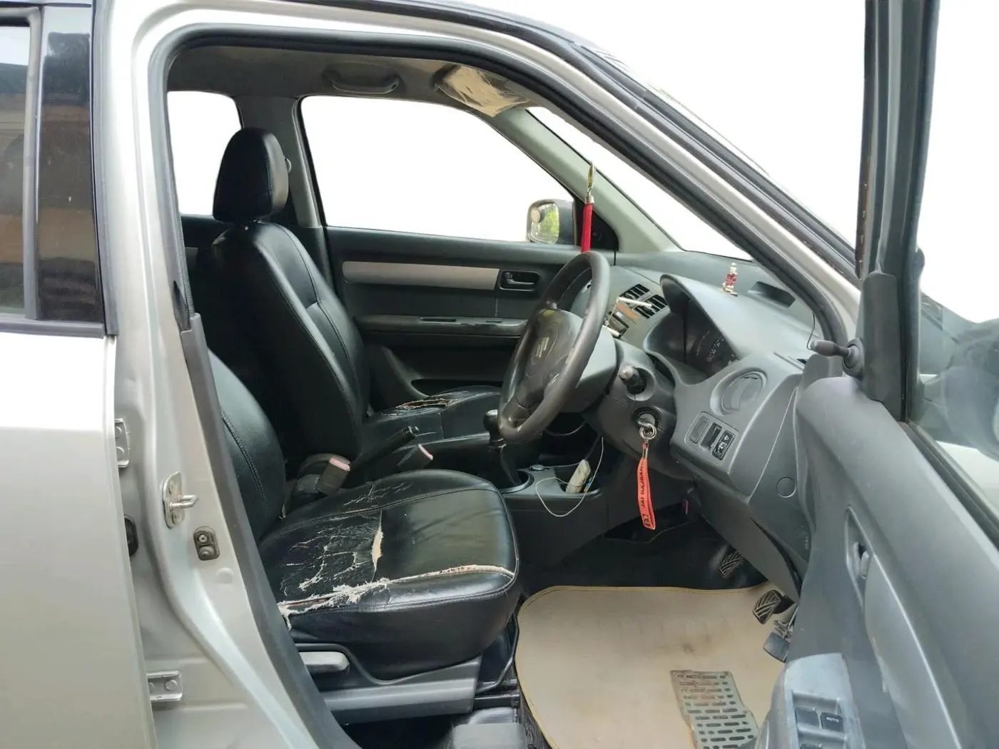 2010 Maruti Swift LXI, Petrol, Manual, 1,19,747 km, interior