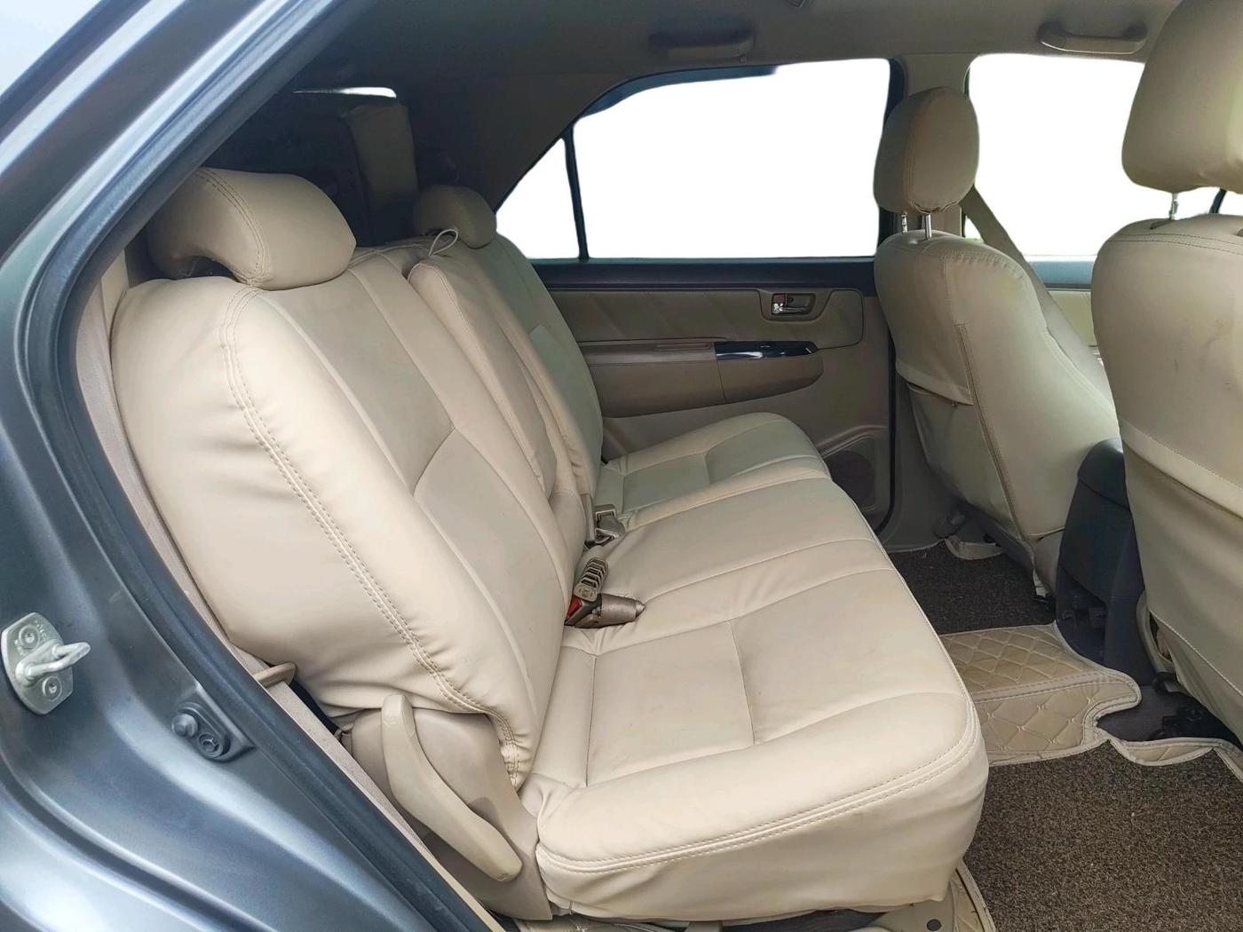 2012 Toyota Fortuner 3.0 4X2 AT, Diesel, Automatic, 1,96,000 km, interior
