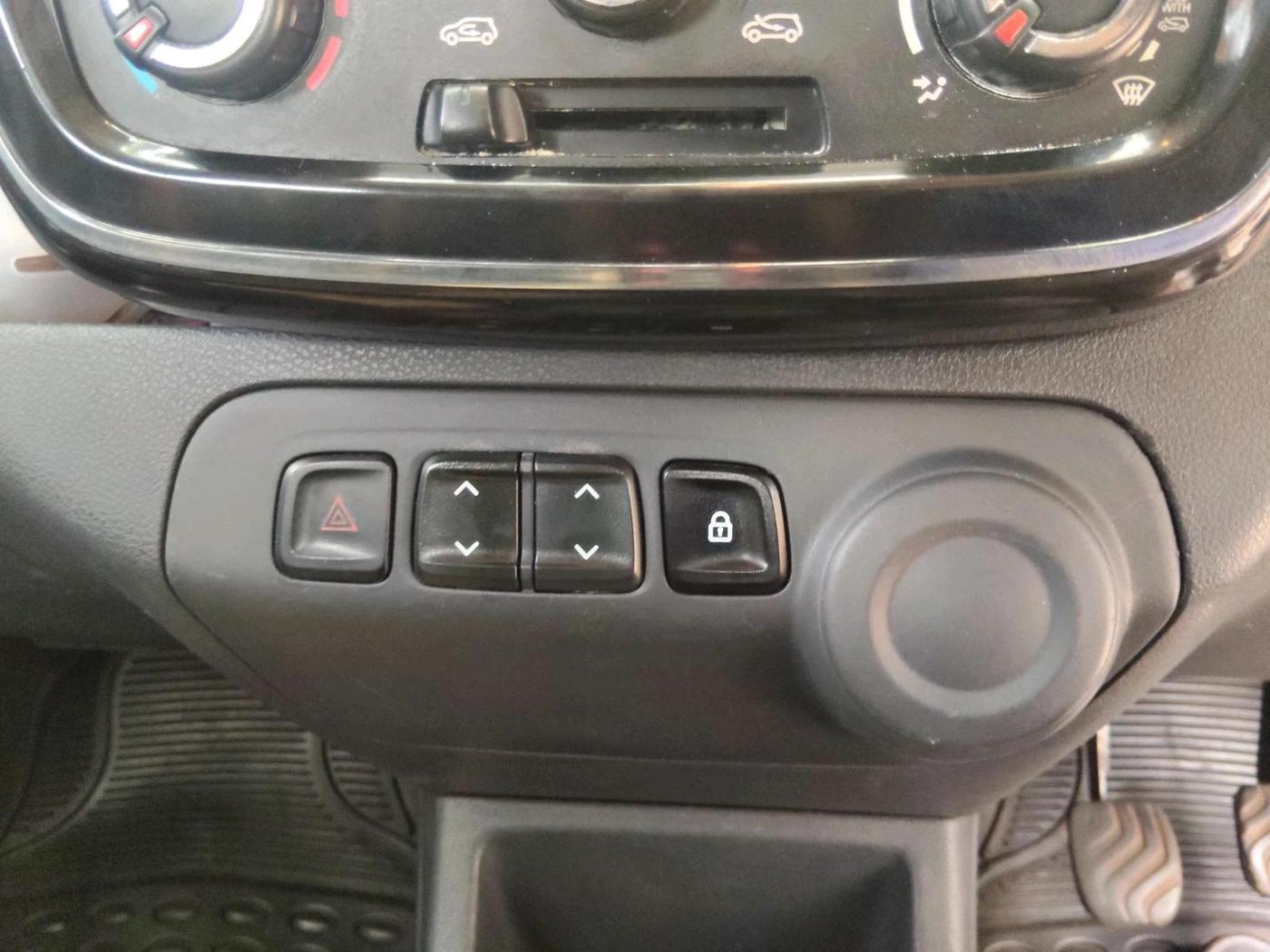 2016 Renault Kwid RXT 0.8, Petrol, Manual, 43,119 km, interior