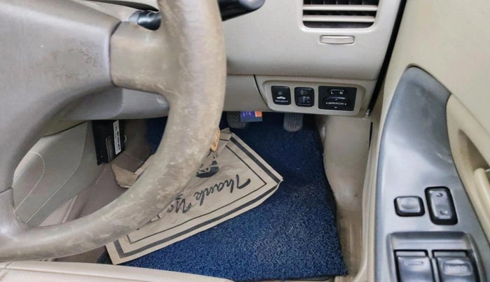 2010 Toyota Innova 2.5 G4 8 STR, Diesel, Manual, 4,38,780 km, interior