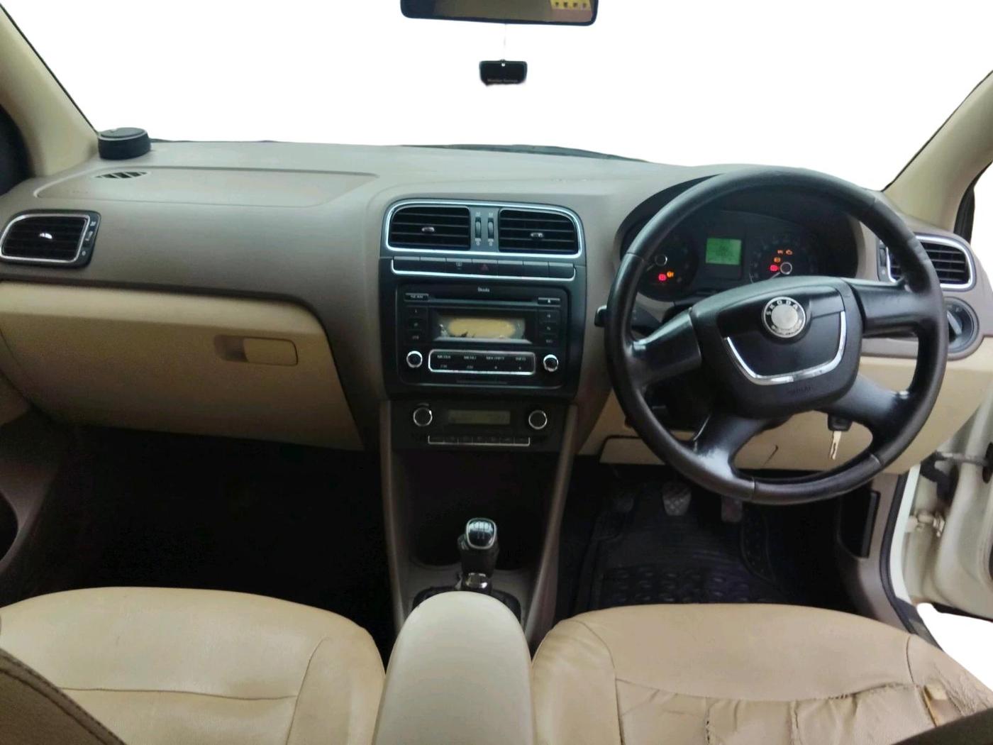 2013 Skoda Rapid ELEGANCE 1.6 MPI MT, Petrol, Manual, 1,60,017 km, interior