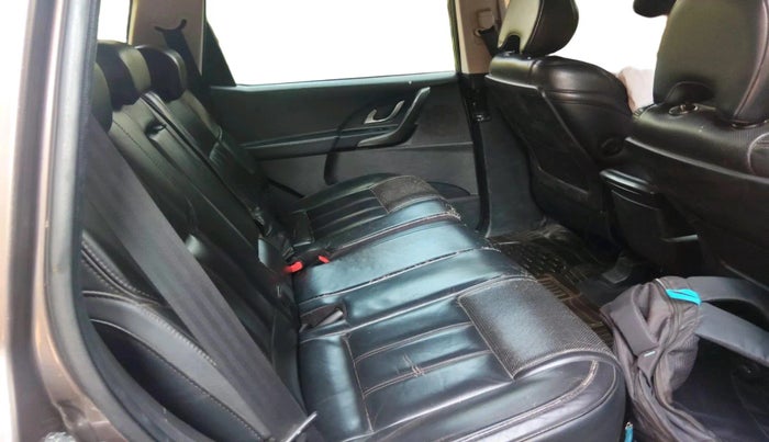 2017 Mahindra XUV500 W10, Diesel, Manual, 1,55,836 km, interior