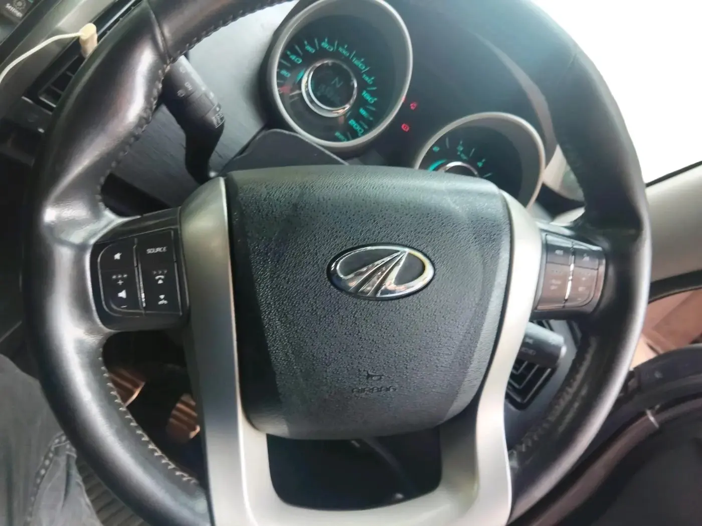 2017 Mahindra XUV500 W10, Diesel, Manual, 1,55,836 km, interior