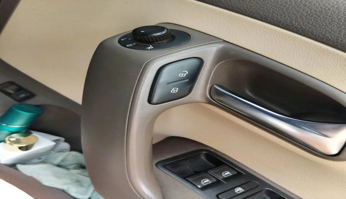 2011 Volkswagen Vento HIGHLINE 1.6 MPI, Petrol, Manual, 1,33,972 km, interior