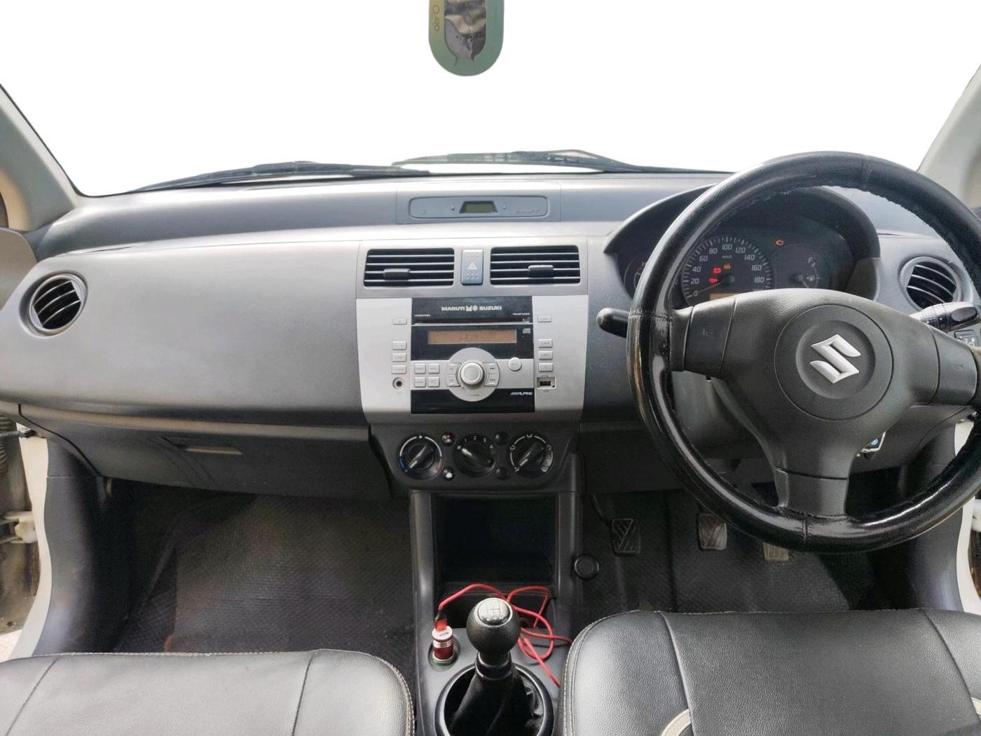 2011 Maruti Swift LXI, CNG, Manual, 1,42,271 km, interior