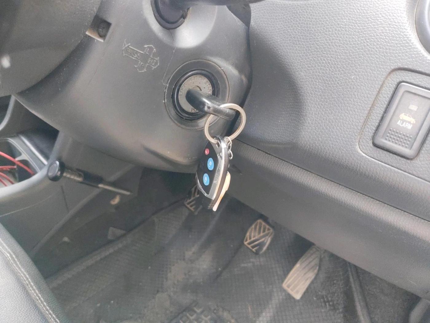 2011 Maruti Swift LXI, CNG, Manual, 1,42,271 km, interior