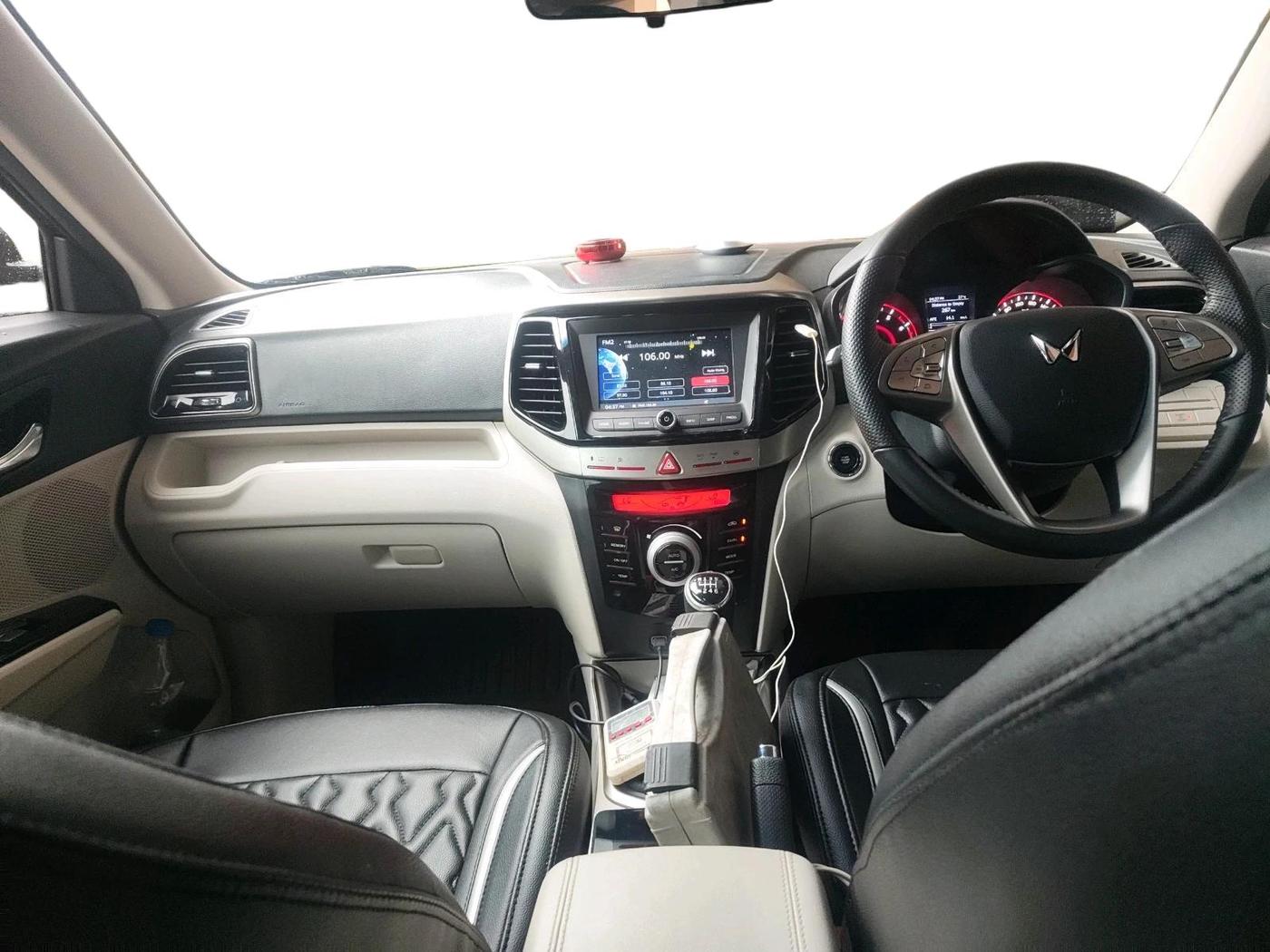 2024 Mahindra XUV300 W8 1.2 PETROL, Petrol, Manual, 22,716 km, interior