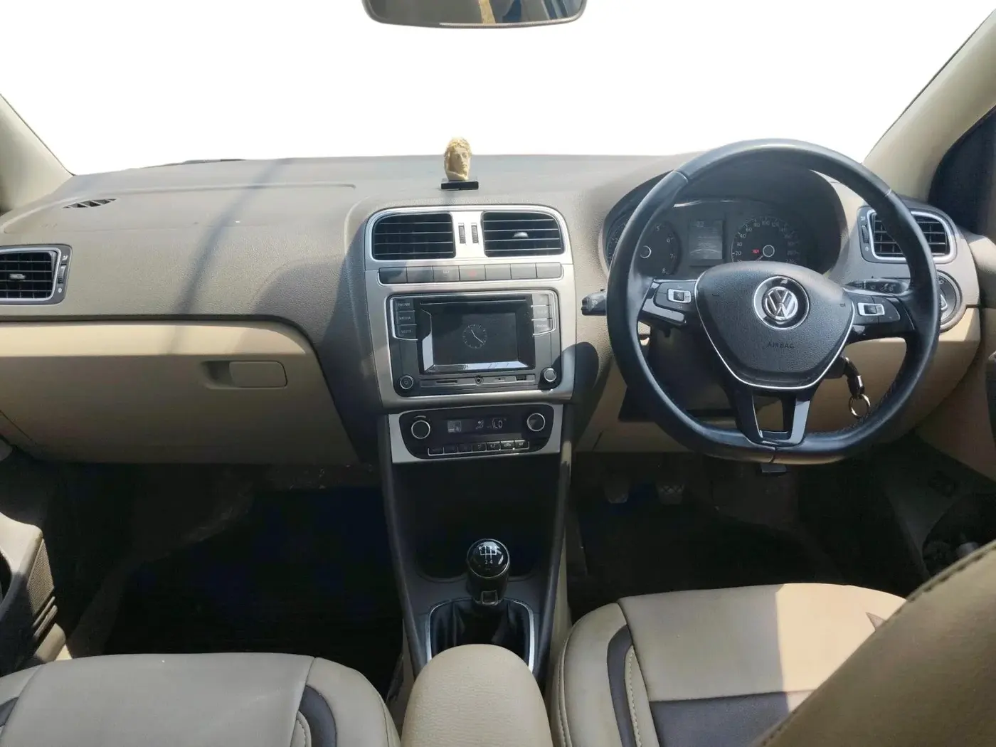 2017 Volkswagen Vento HIGHLINE PLUS 1.6 16 ALLOY, Petrol, Manual, 37,236 km, interior