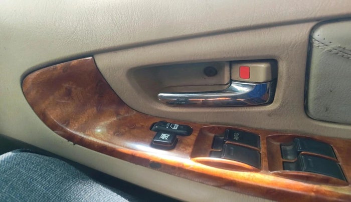 2006 Toyota Innova V 2.5 7 STR, Diesel, Manual, 1,88,963 km, interior