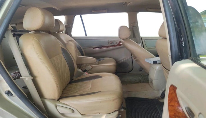 2006 Toyota Innova V 2.5 7 STR, Diesel, Manual, 1,88,963 km, interior