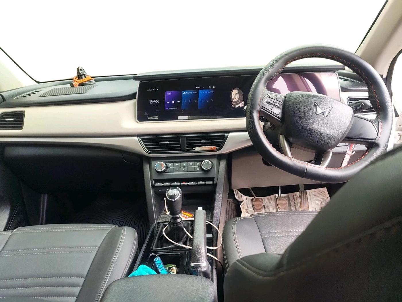 2021 Mahindra XUV700 AX 5 P MT 5 STR, Petrol, Manual, 29,939 km, interior