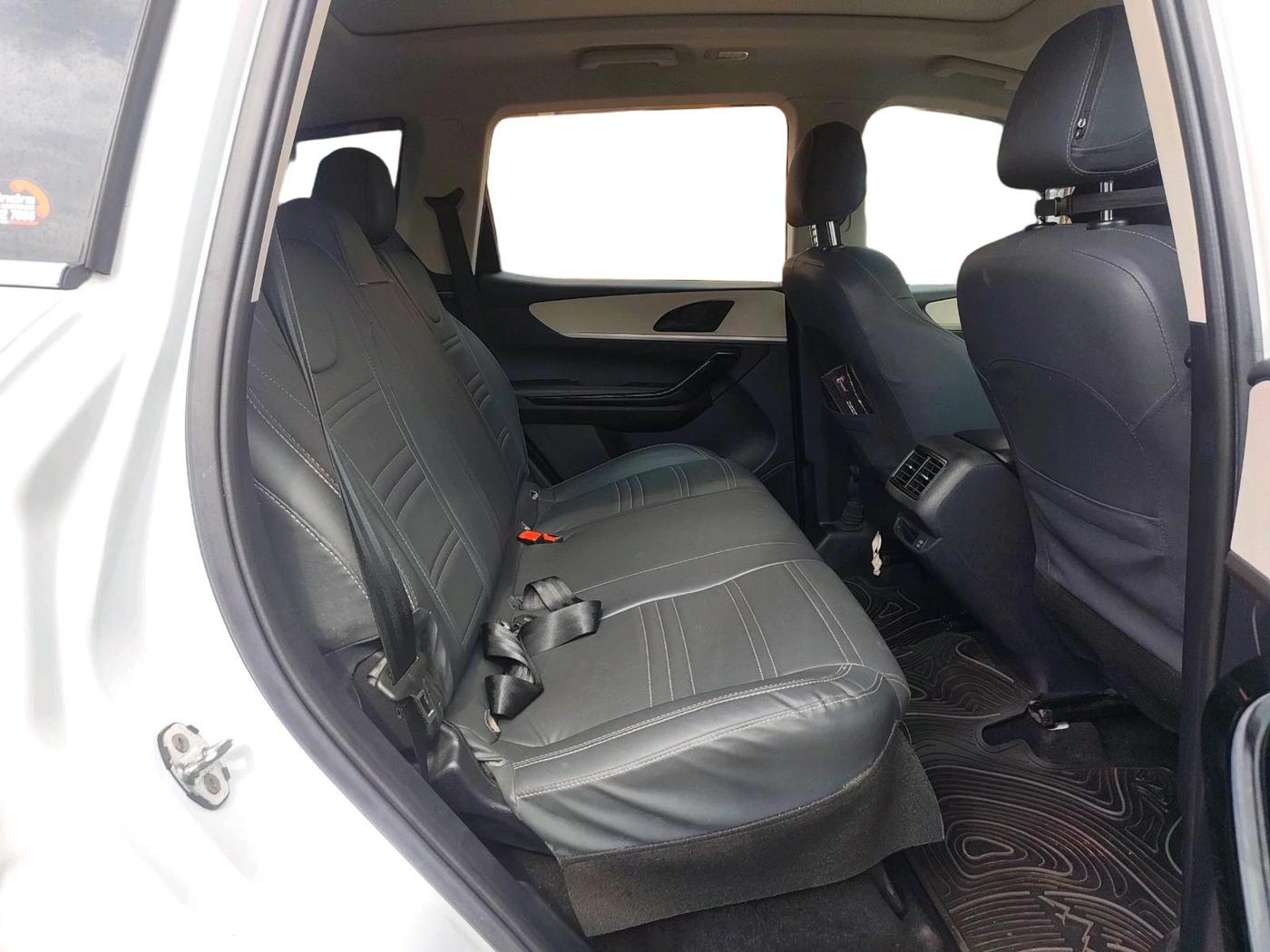 2021 Mahindra XUV700 AX 5 P MT 5 STR, Petrol, Manual, 29,939 km, interior