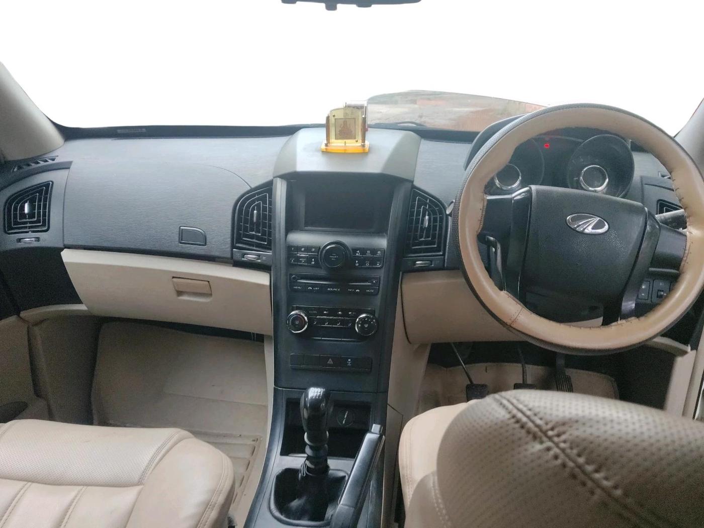 2017 Mahindra XUV500 W4 1.99, Diesel, Manual, 1,08,622 km, interior