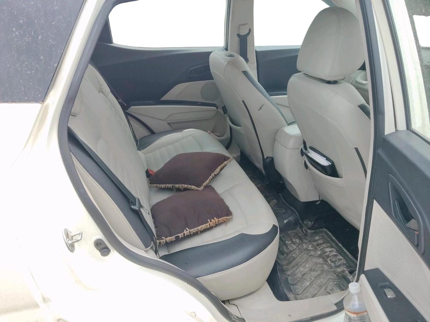 2019 Mahindra XUV300 W4 1.5 DIESEL, Diesel, Manual, 1,35,692 km, interior