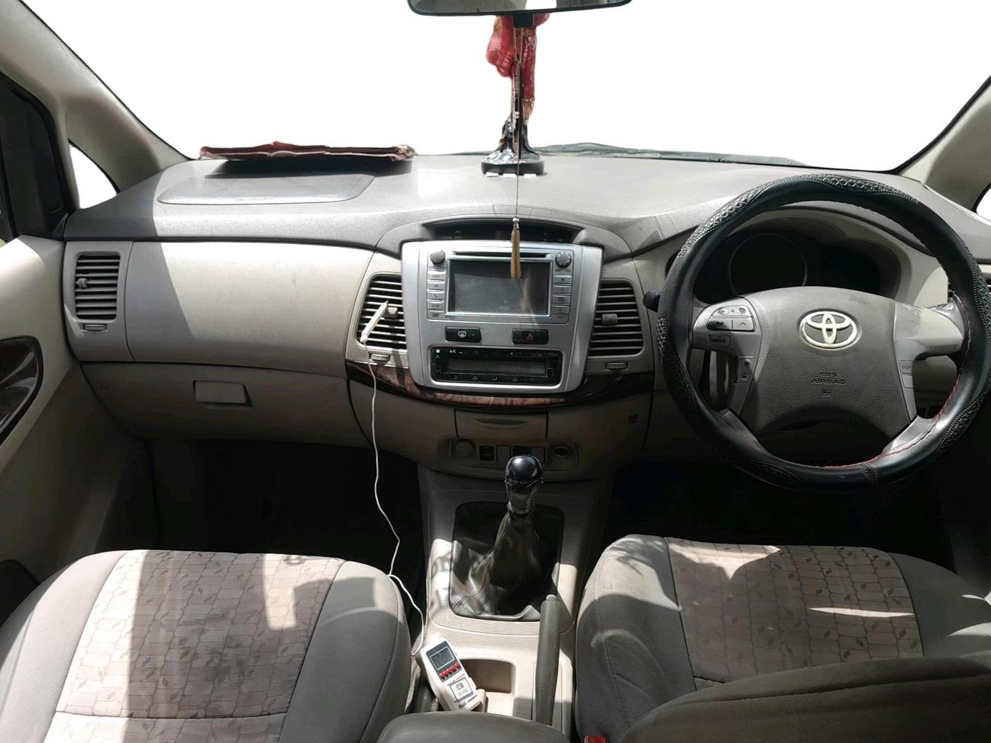 2012 Toyota Innova 2.5 VX 7 STR, Diesel, Manual, 3,75,641 km, interior