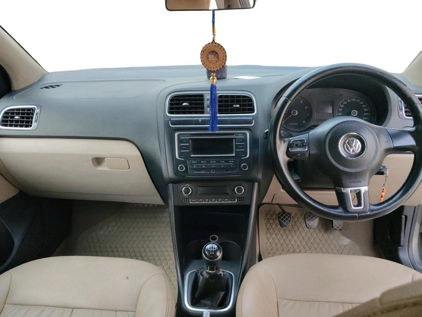 2013 Volkswagen Polo COMFORTLINE 1.2L PETROL, Petrol, Manual, 1,31,144 km, interior
