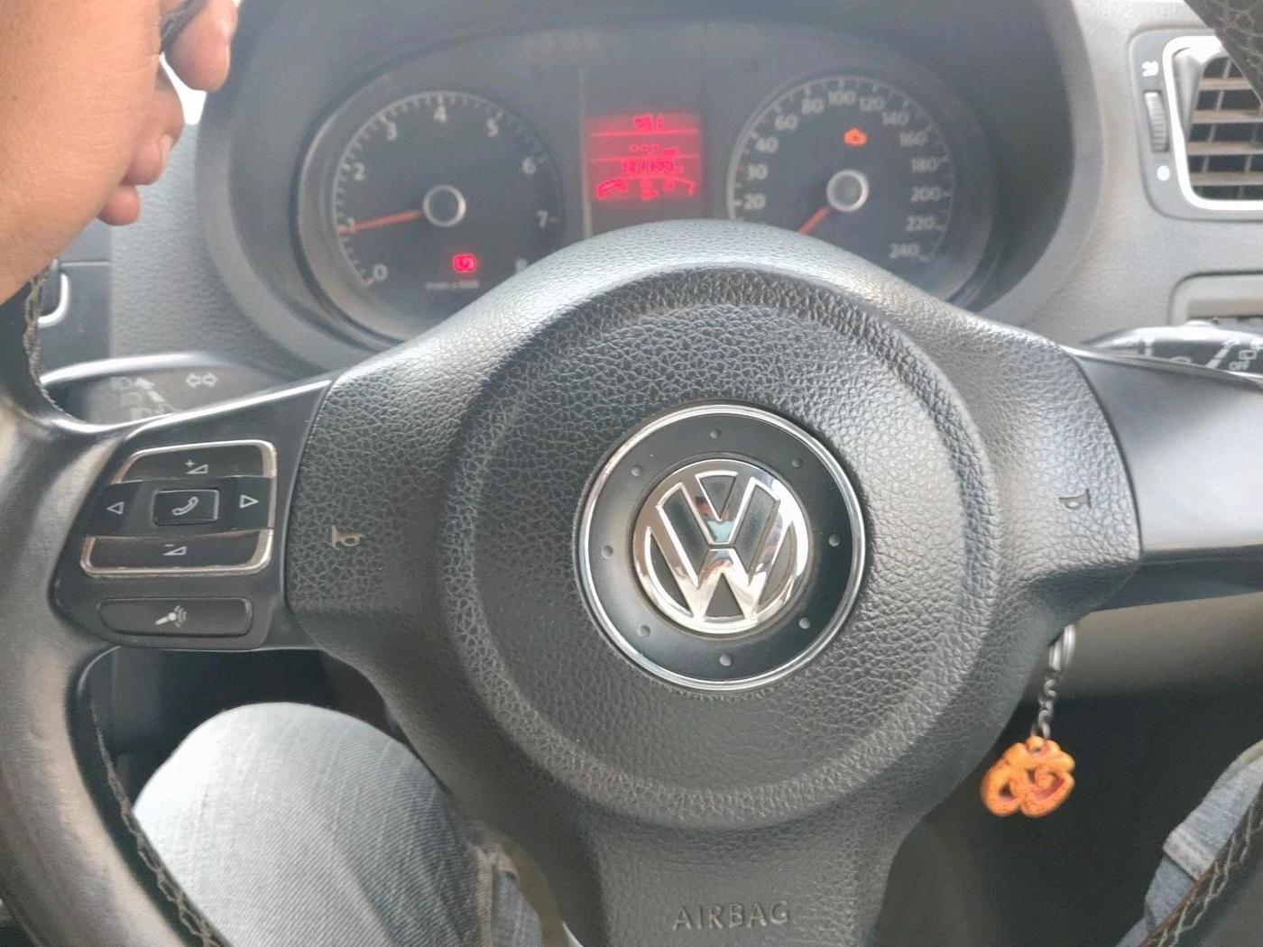 2013 Volkswagen Polo COMFORTLINE 1.2L PETROL, Petrol, Manual, 1,31,144 km, interior