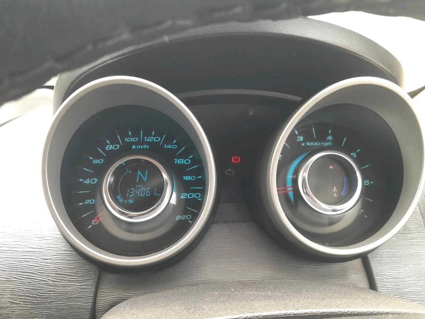 2016 Mahindra XUV500 W6 1.99, Diesel, Manual, 1,34,061 km, interior