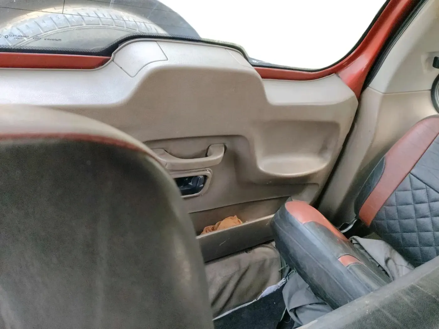 2017 Mahindra TUV300 T8, Diesel, Manual, 80,459 km, interior