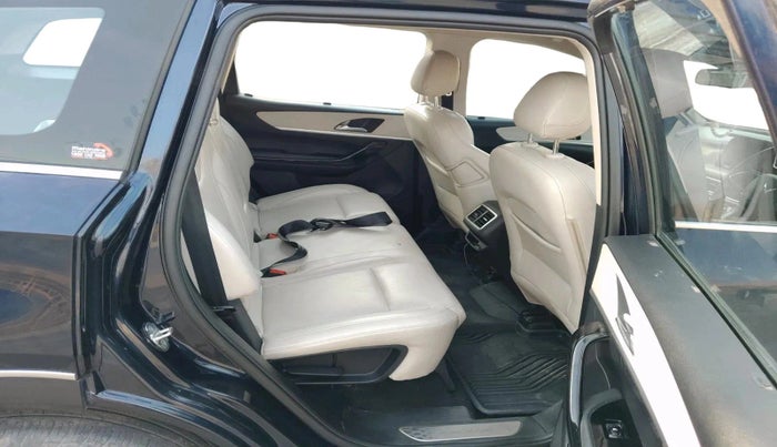 2021 Mahindra XUV700 AX 7 LUXURY P AT 7 STR, Petrol, Automatic, 80,194 km, interior