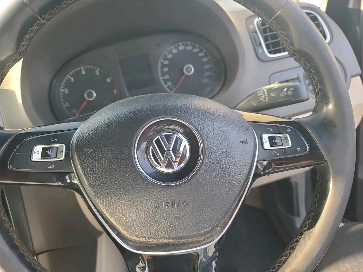 2015 Volkswagen Vento HIGHLINE 1.2 TSI AT, Petrol, Automatic, 93,490 km, interior
