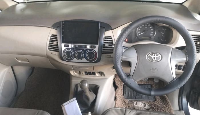 2013 Toyota Innova 2.5 GX 7 STR, Diesel, Manual, 2,33,543 km, interior