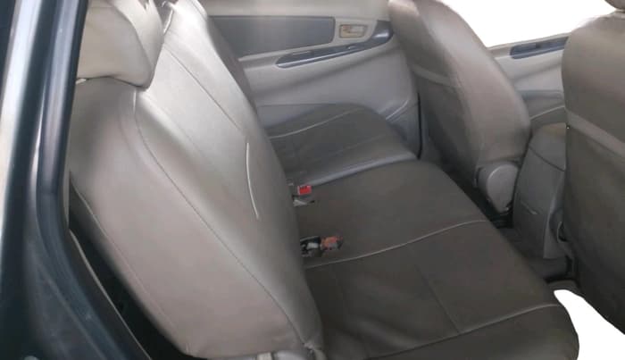 2013 Toyota Innova 2.5 GX 7 STR, Diesel, Manual, 2,33,543 km, interior