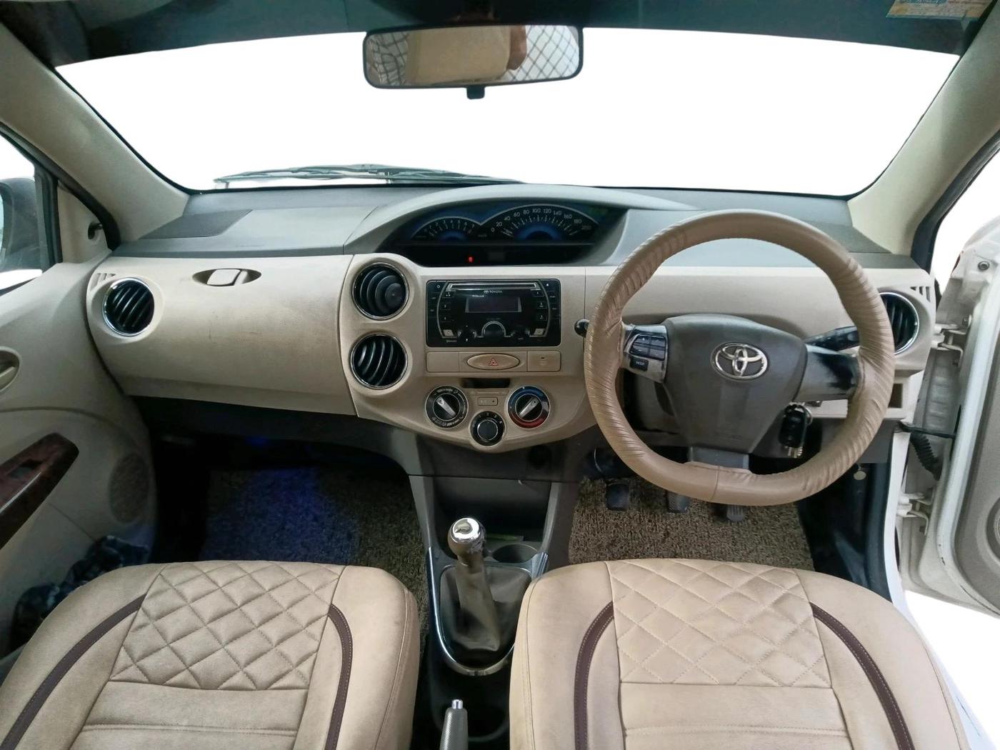 2013 Toyota Etios Liva VX, CNG, Manual, 2,29,940 km, interior