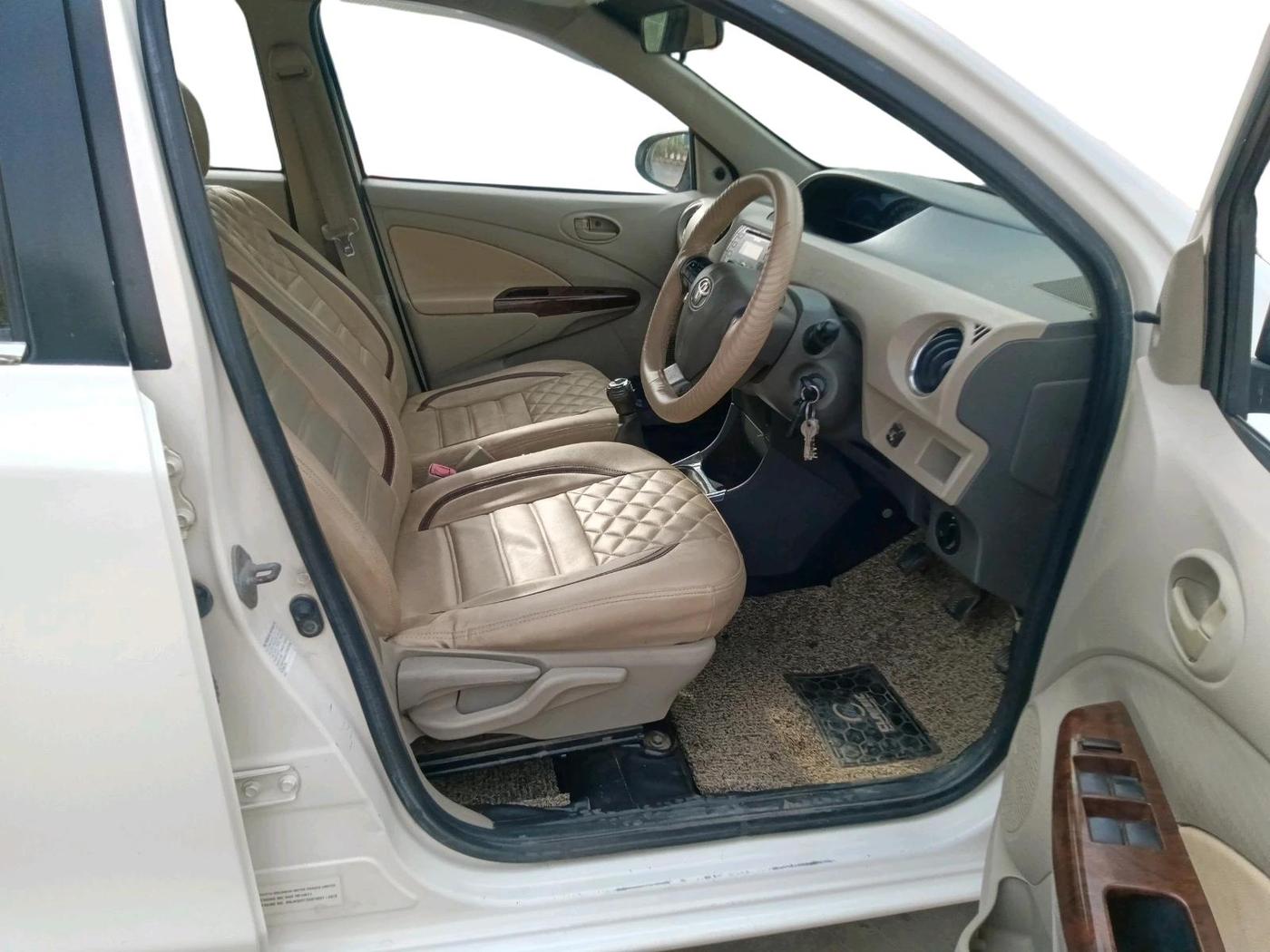 2013 Toyota Etios Liva VX, CNG, Manual, 2,29,940 km, interior