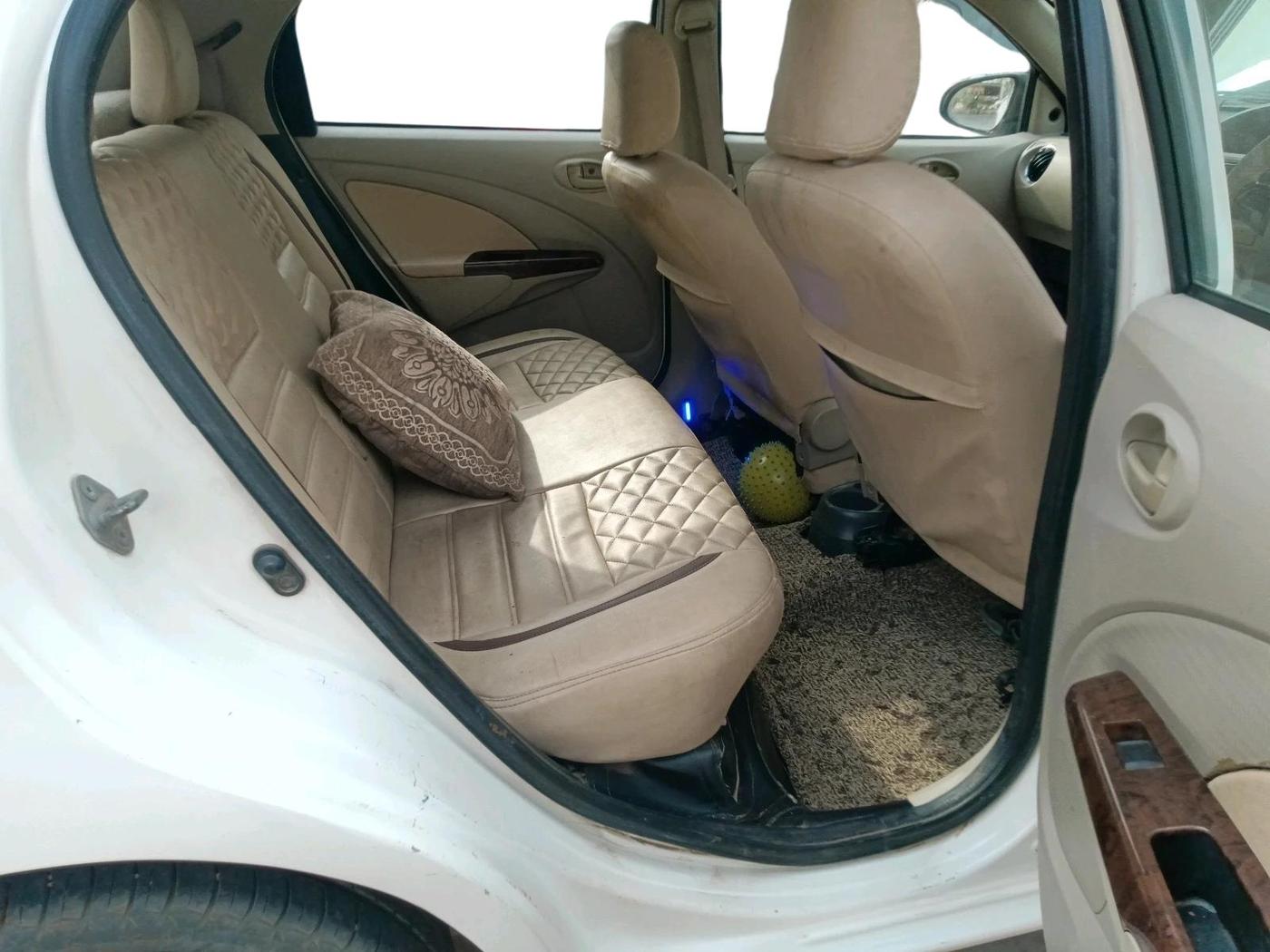 2013 Toyota Etios Liva VX, CNG, Manual, 2,29,940 km, interior