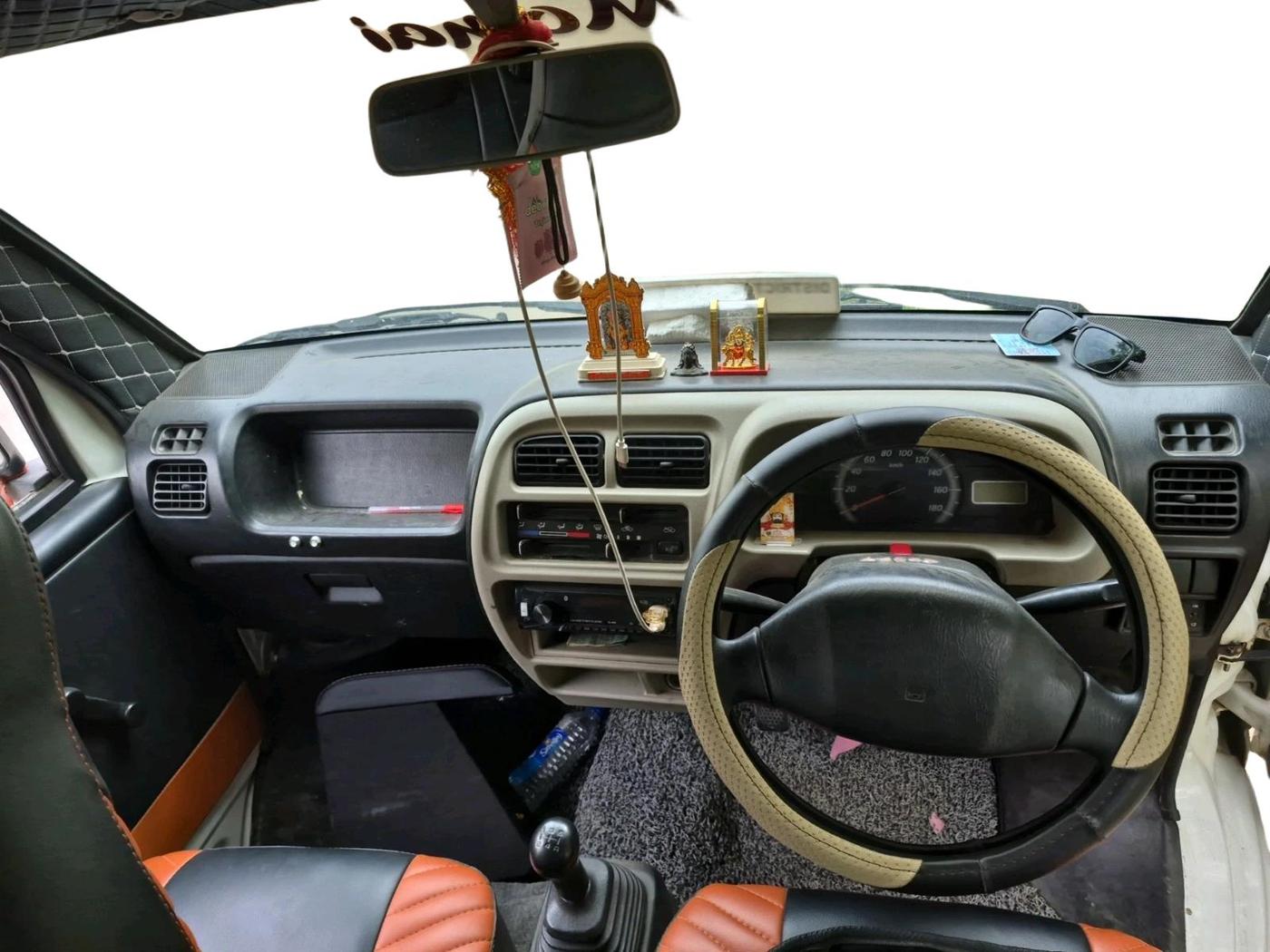 2017 Maruti Eeco 7 STR, CNG, Manual, 1,20,338 km, interior