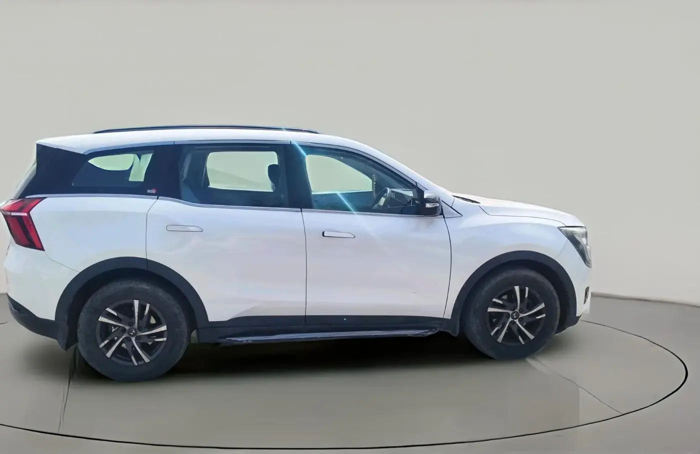 2022 Mahindra XUV700 AX 5 D MT 5 STR, Diesel, Manual, 1,30,636 km, exterior
