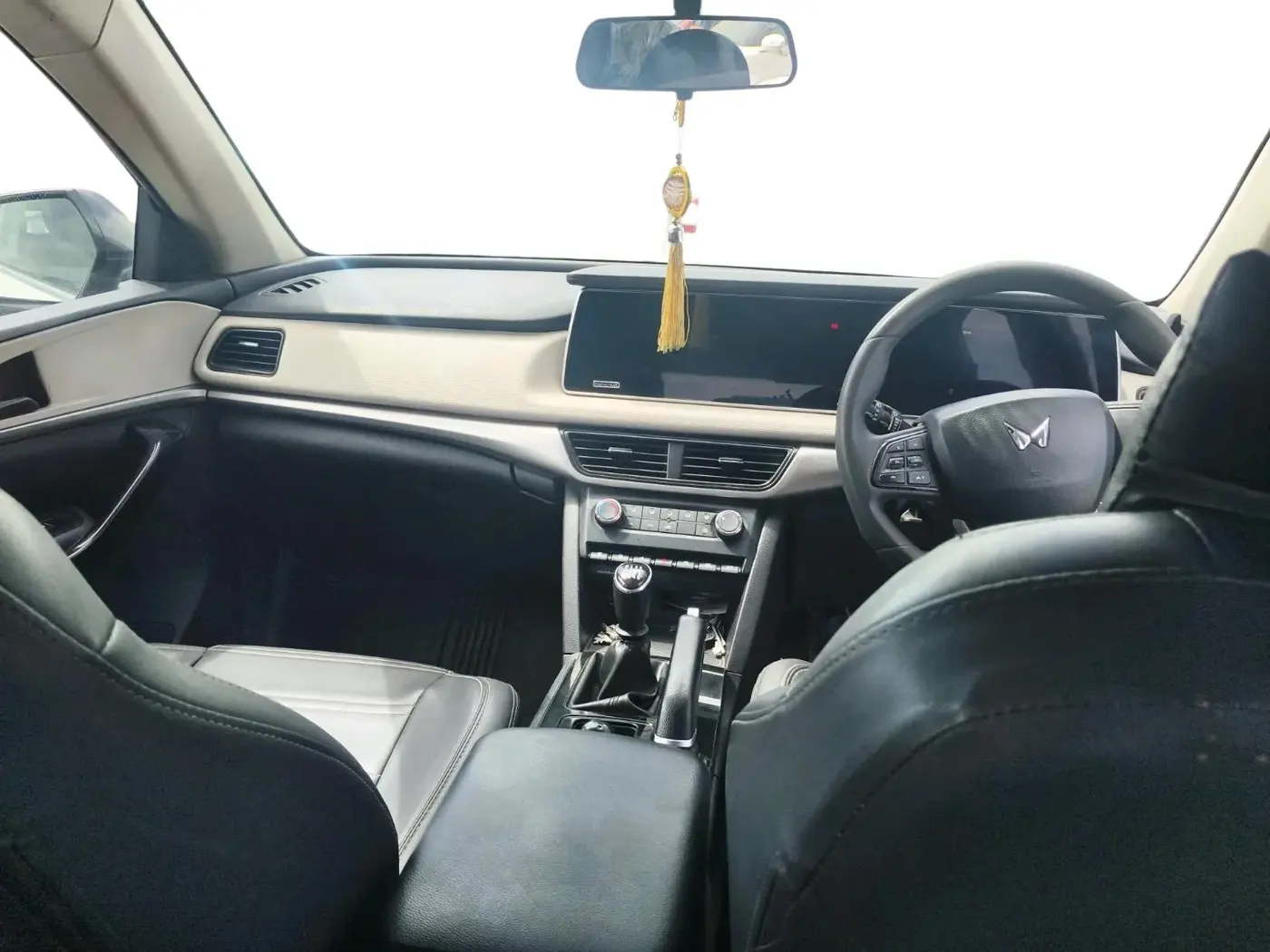 2022 Mahindra XUV700 AX 5 D MT 5 STR, Diesel, Manual, 1,30,636 km, interior