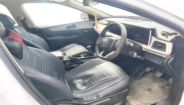 2022 Mahindra XUV700 AX 5 D MT 5 STR, Diesel, Manual, 1,30,636 km, interior