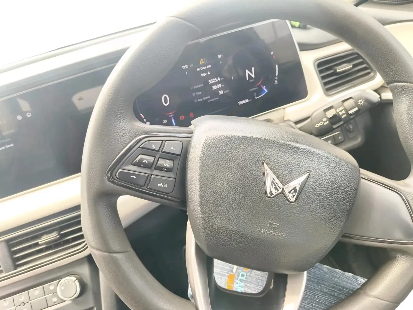 2022 Mahindra XUV700 AX 5 D MT 5 STR, Diesel, Manual, 1,30,636 km, interior