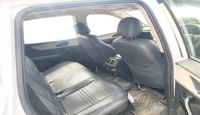 2022 Mahindra XUV700 AX 5 D MT 5 STR, Diesel, Manual, 1,30,636 km, interior