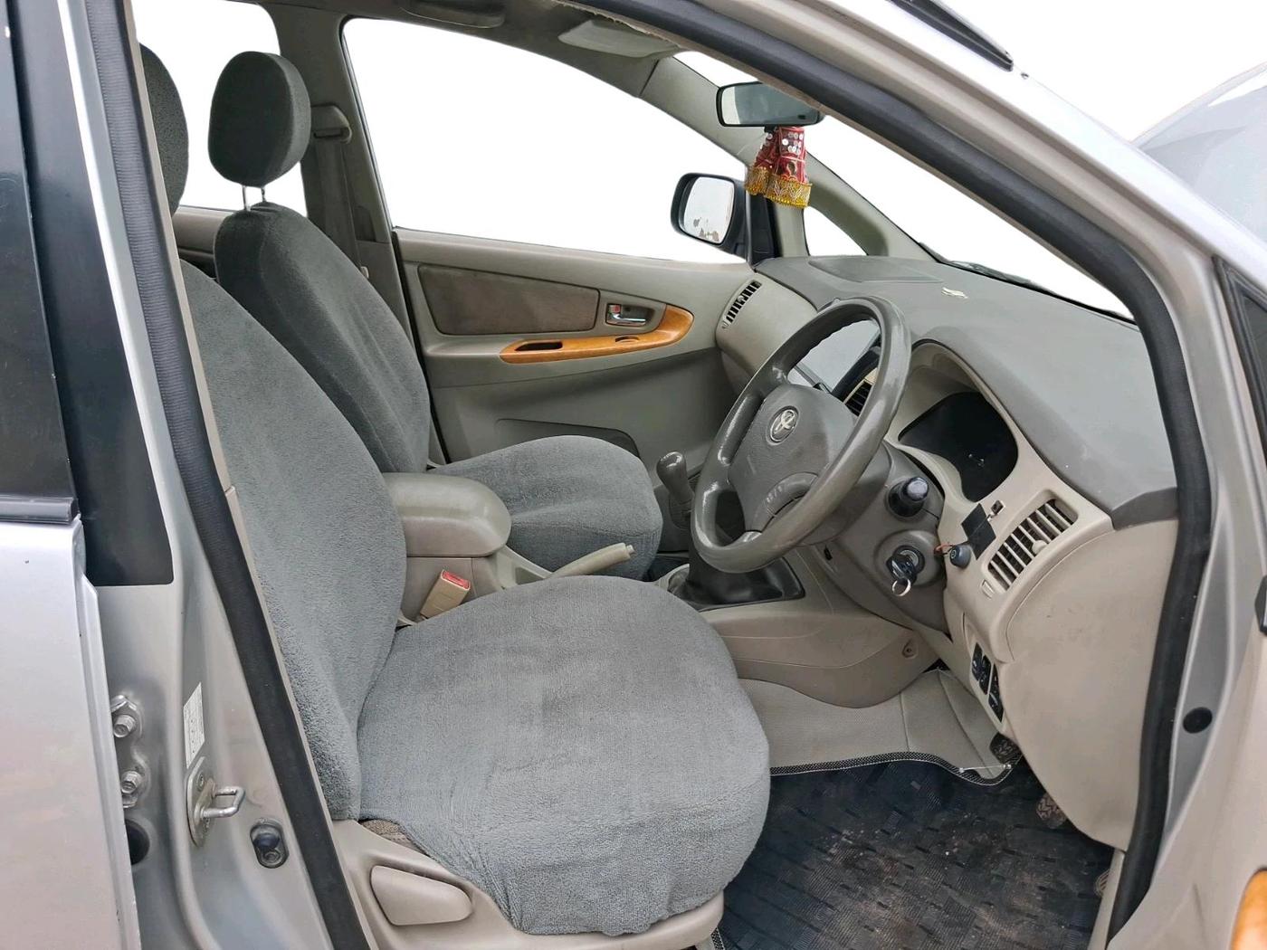 2011 Toyota Innova V 2.5 8 STR, Diesel, Manual, 2,20,450 km, interior
