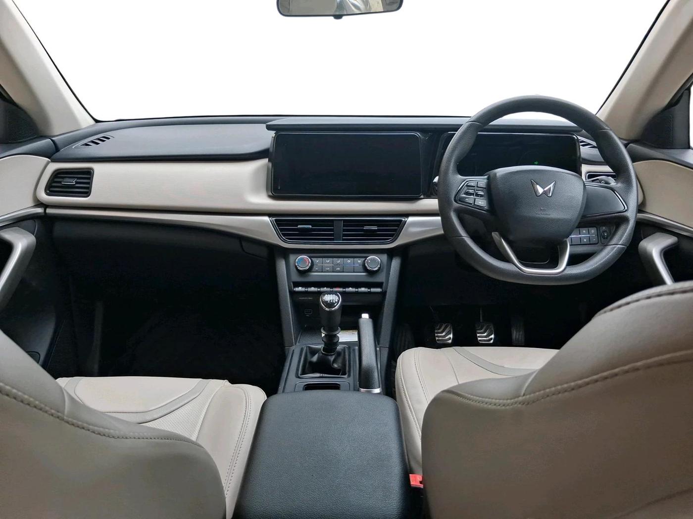 2022 Mahindra XUV700 MX P MT 5 STR, Petrol, Manual, 1,18,237 km, interior
