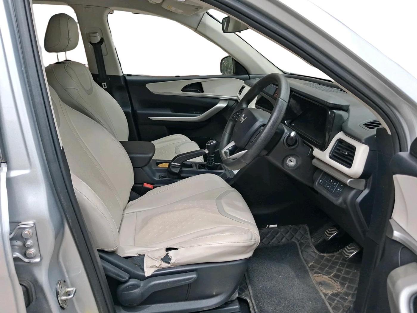 2022 Mahindra XUV700 MX P MT 5 STR, Petrol, Manual, 1,18,237 km, interior