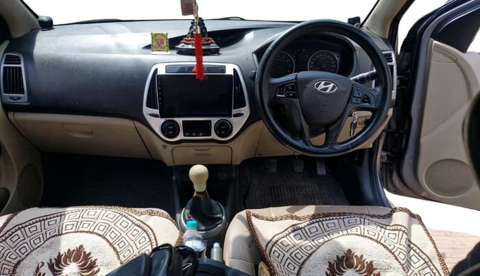 2014 Hyundai i20 SPORTZ 1.2, CNG, Manual, 1,61,277 km, interior
