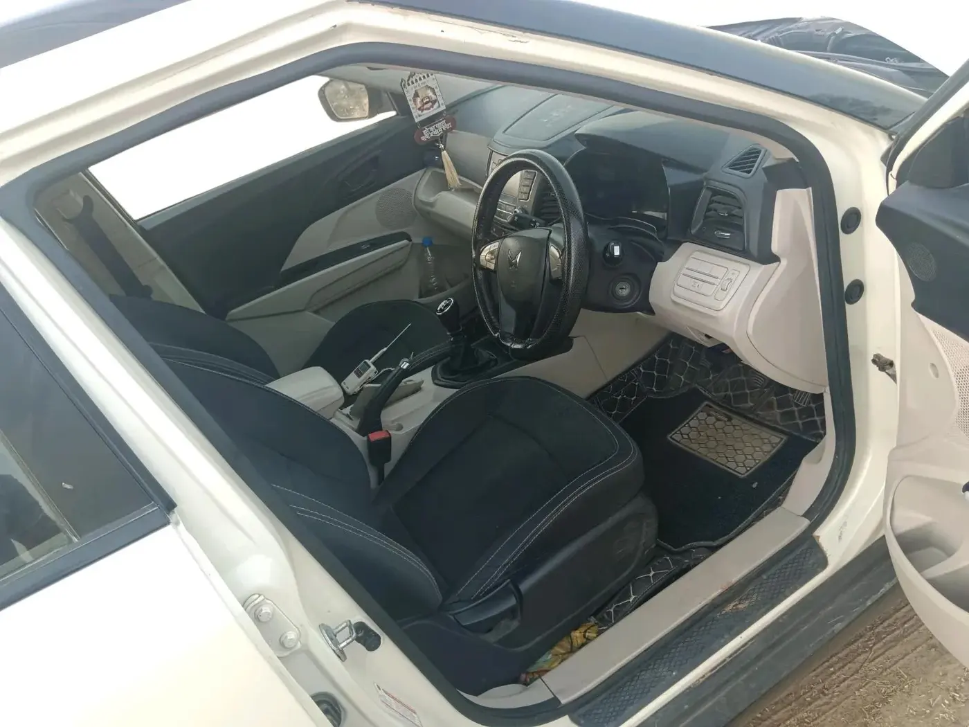 2023 Mahindra XUV300 W6 1.5 Diesel, Diesel, Manual, 82,000 km, interior