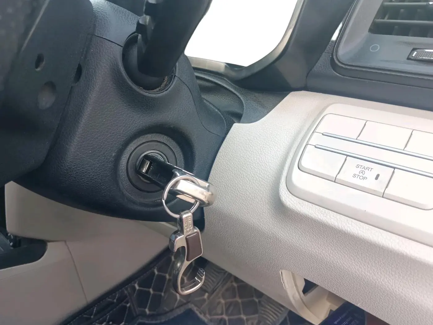 2023 Mahindra XUV300 W6 1.5 Diesel, Diesel, Manual, 82,000 km, interior