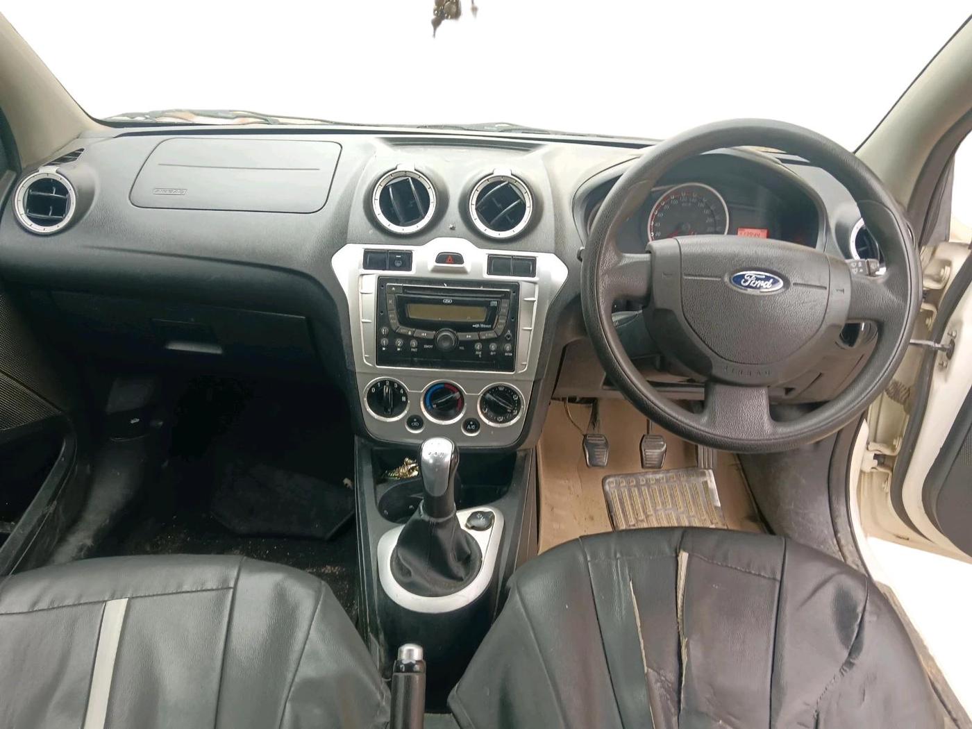 2015 Ford New Figo TITANIUM 1.2 PETROL MT, Petrol, Manual, 1,13,944 km, interior