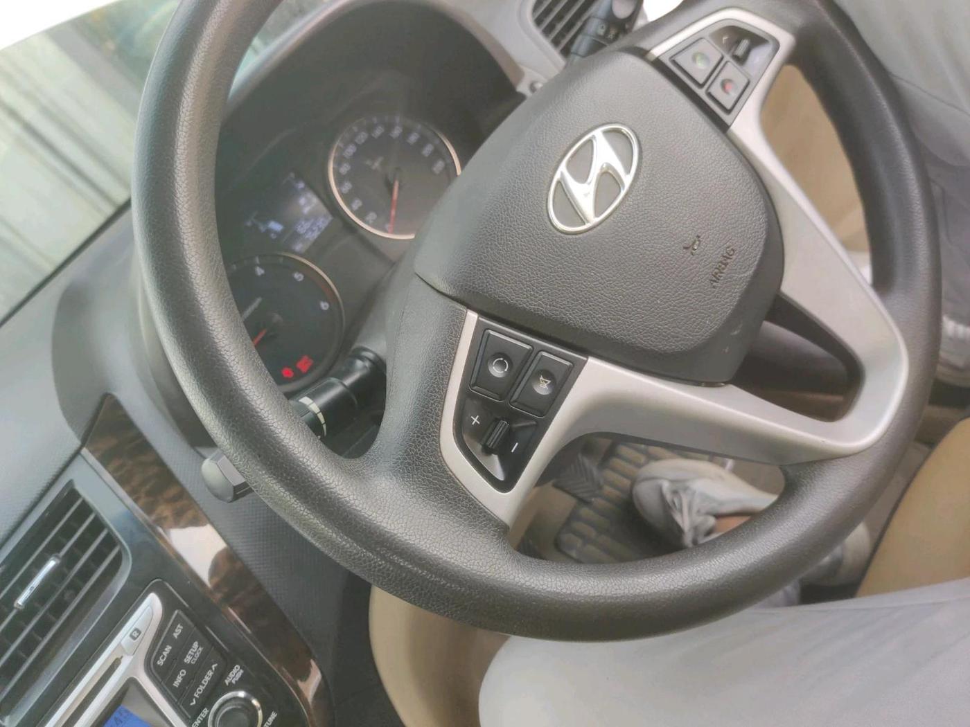 2014 Hyundai Verna FLUIDIC 1.6 CRDI EX, Diesel, Manual, 80,000 km, interior