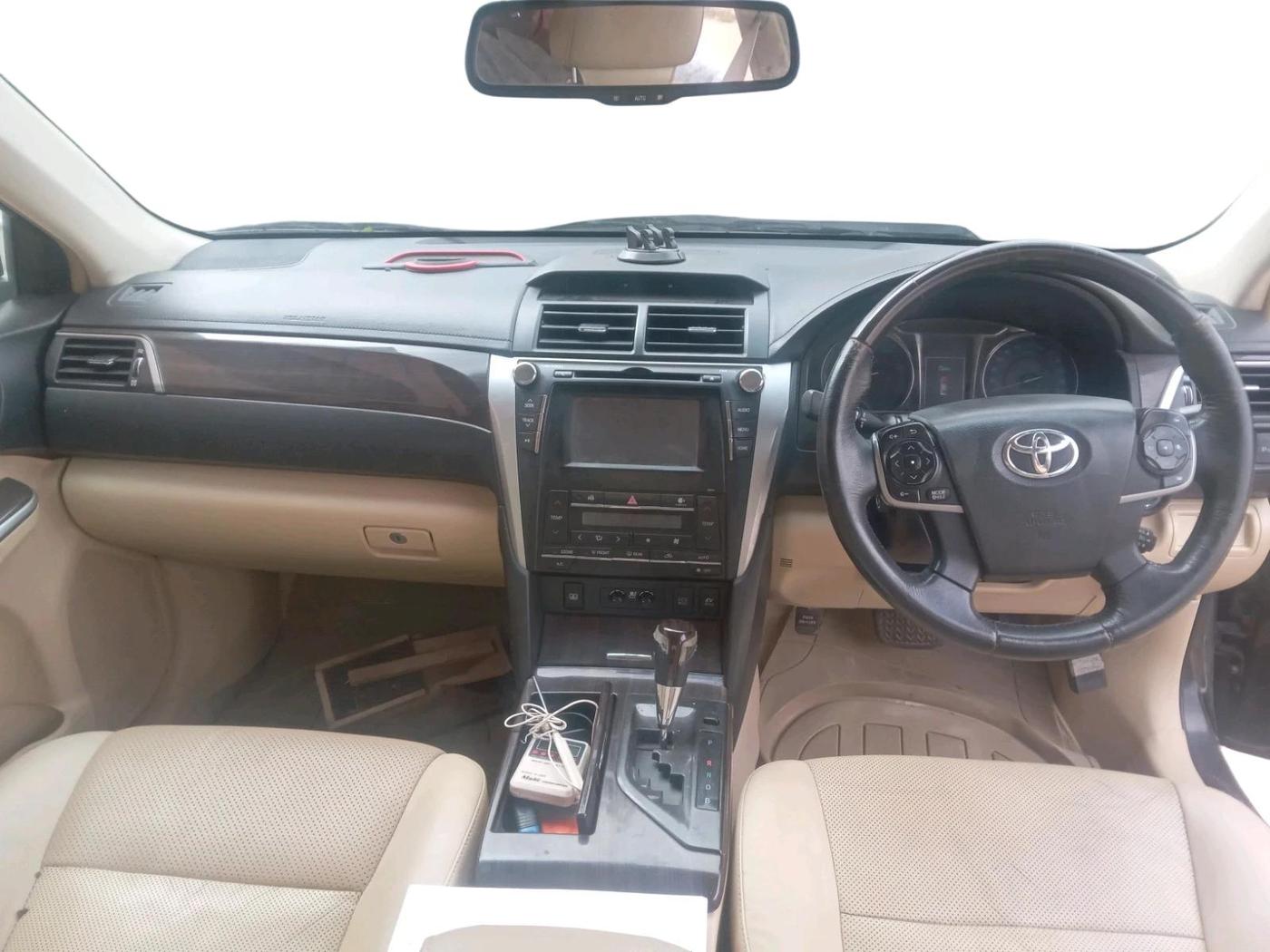 2016 Toyota Camry HYBRID, Hybrid, Automatic, 1,43,994 km, interior