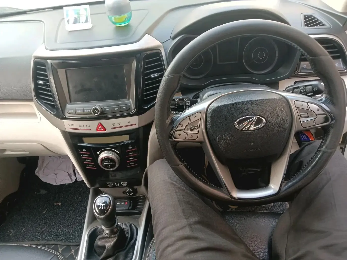 2019 Mahindra XUV300 W8 (O) 1.5 DIESEL, Diesel, Manual, 1,43,574 km, interior